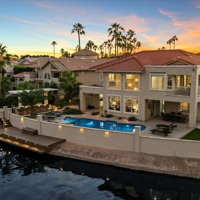 Waterfront Pool, Pontoon Boat & Theater | Paradise Palms