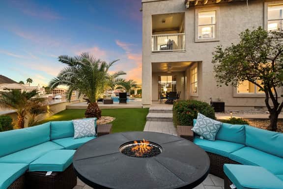 Waterfront Pool, Pontoon Boat & Theater | Paradise Palms