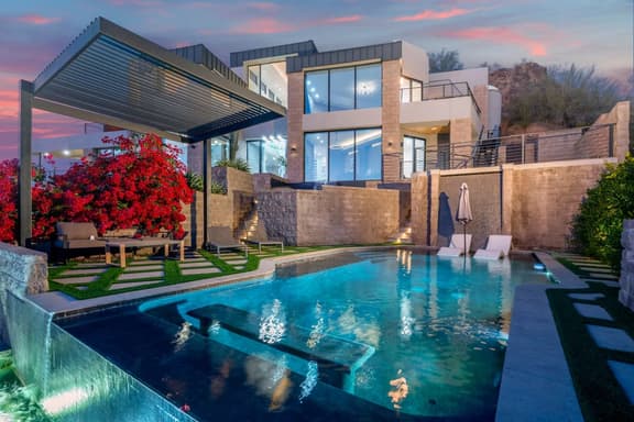 Cielo Panoramic City Views • Modern Infinity Pool