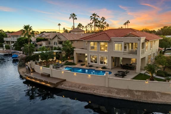 Waterfront Pool, Pontoon Boat & Theater | Paradise Palms